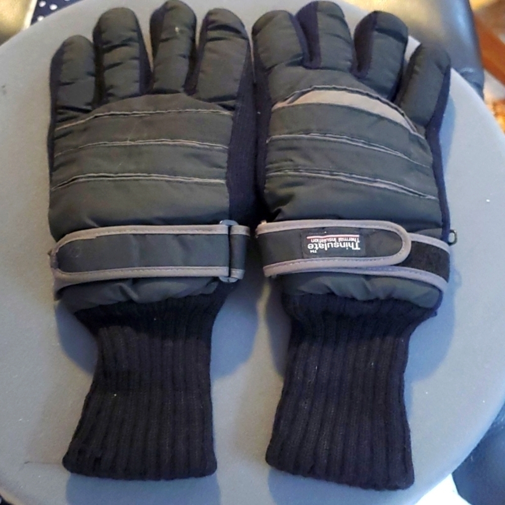 Mens‎ Thinsulate winter gloves. With cuffs. Adjustable wrist strap.